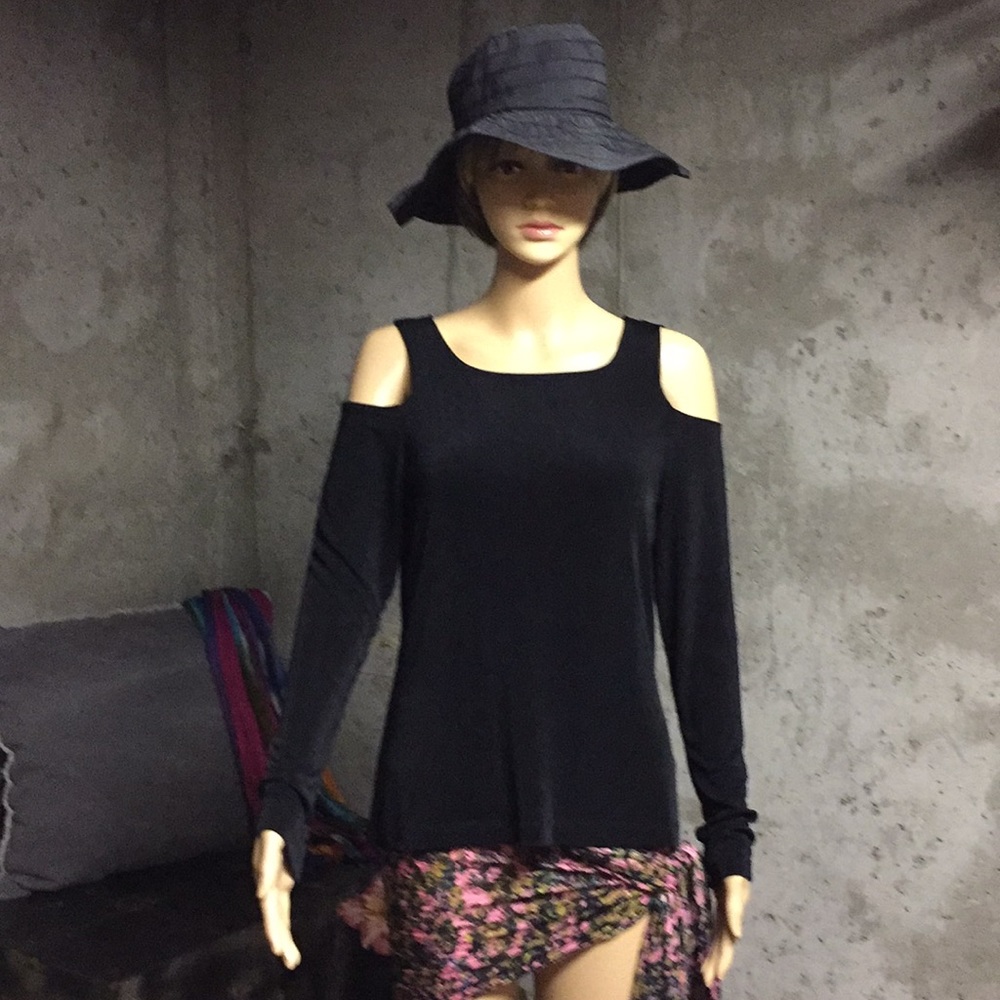 Cold shoulder top black XS